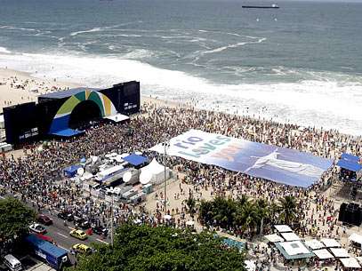 Cariocas lotam praia de Copacabana. Foto: AP
